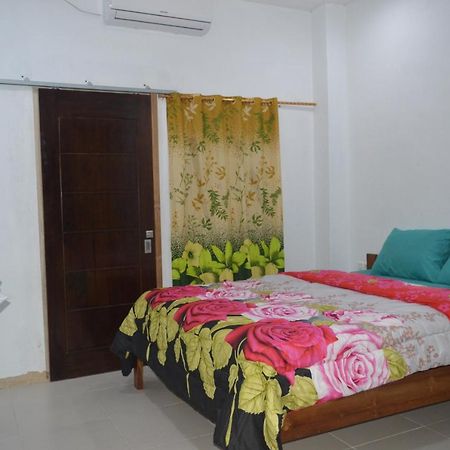 Labuan Bajo Mahoni Guesthouse Exterior foto