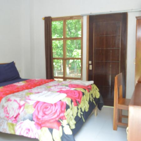 Labuan Bajo Mahoni Guesthouse Exterior foto