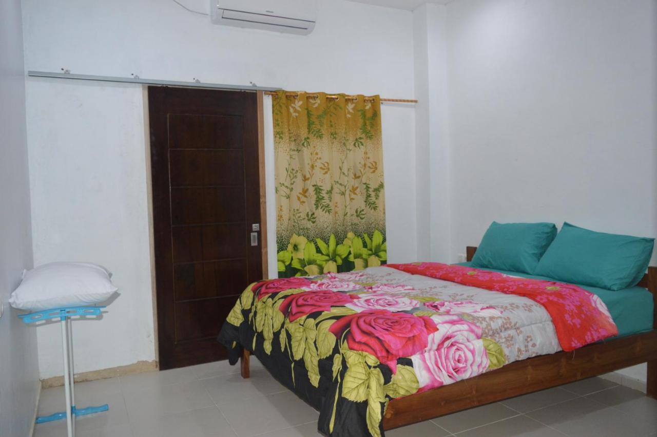 Labuan Bajo Mahoni Guesthouse Exterior foto