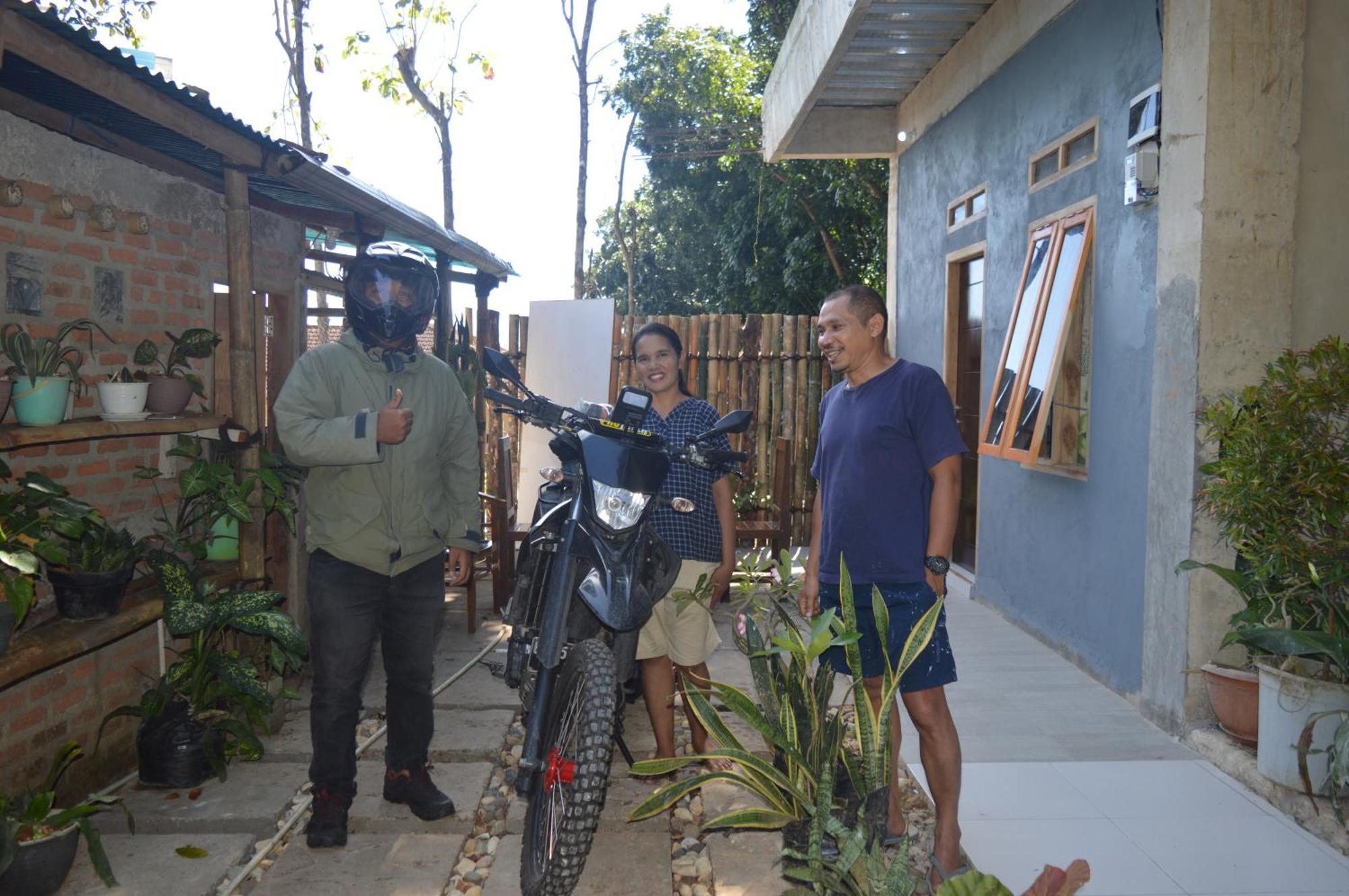 Labuan Bajo Mahoni Guesthouse Exterior foto