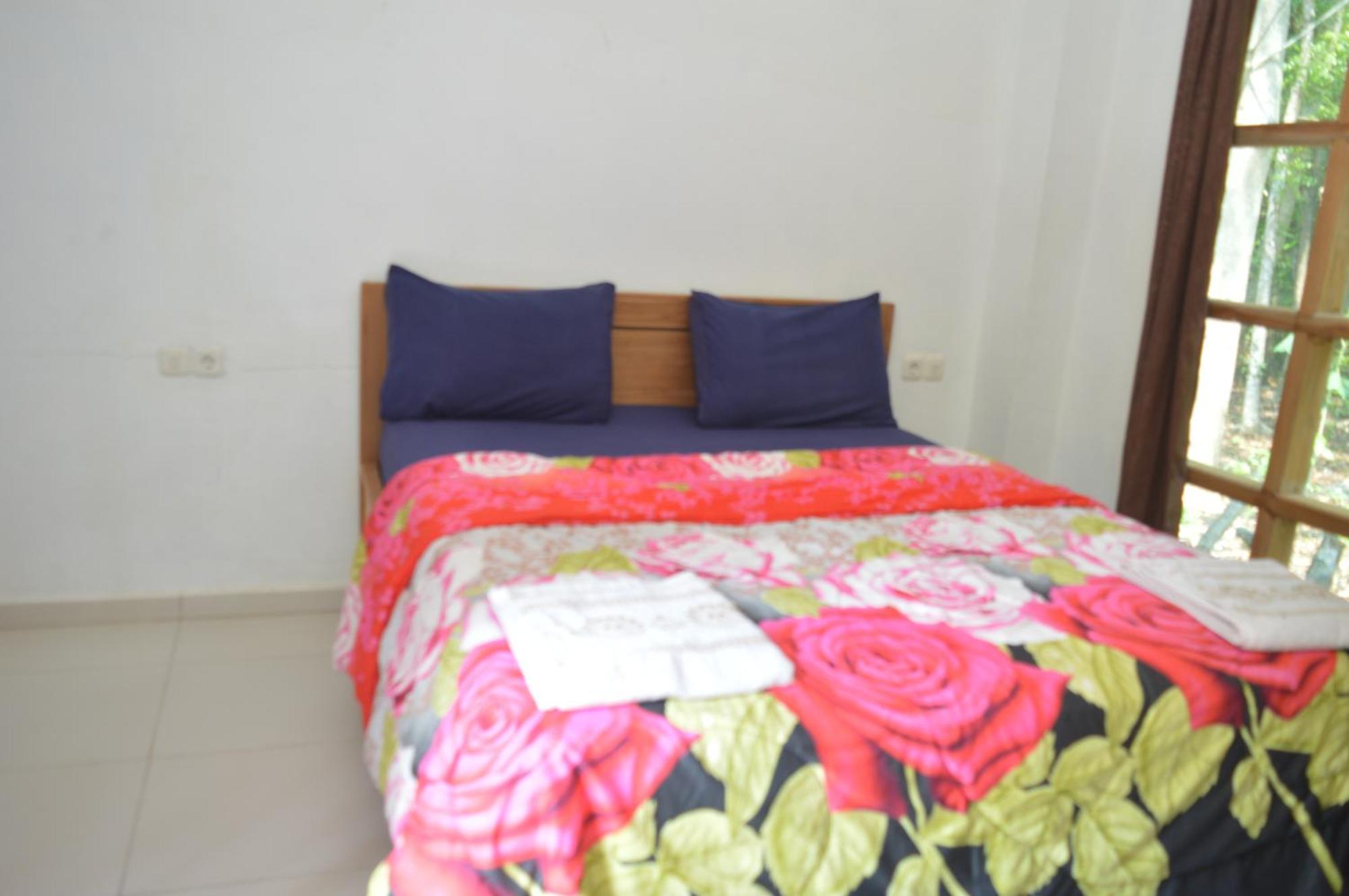 Labuan Bajo Mahoni Guesthouse Exterior foto